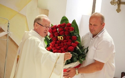 Ks. Józef Górecki otrzymał 50 róż symbolizujących 50 lat kapłaństwa