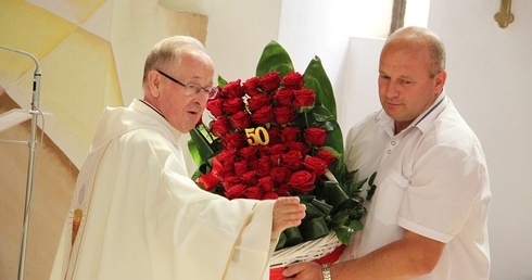 Ks. Józef Górecki otrzymał 50 róż symbolizujących 50 lat kapłaństwa