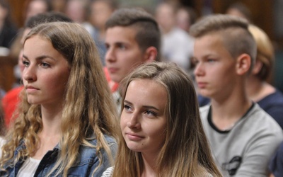 Młodzi podczas inauguracji NDM w Szczucinie