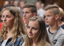 Młodzi podczas inauguracji NDM w Szczucinie
