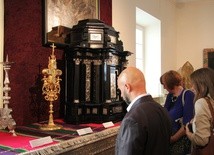 Na wystawie prezentowane są dzieła ufundowane przez prymasów Polski