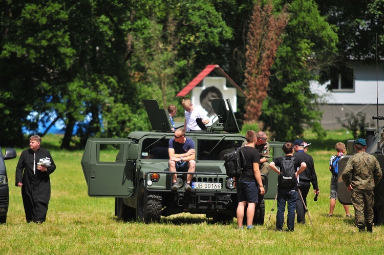 Pokaz antyterrorystyczny podczas pikniku dla lektorów i ministrantów