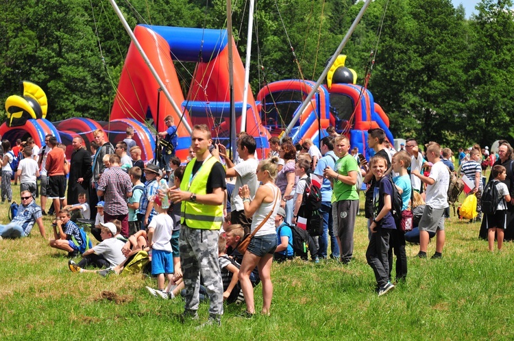 Pokaz antyterrorystyczny podczas pikniku dla lektorów i ministrantów