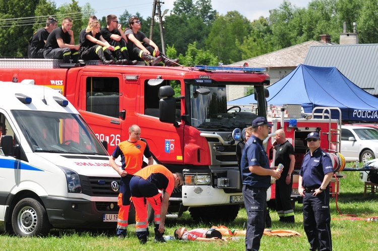 Pokaz antyterrorystyczny podczas pikniku dla lektorów i ministrantów