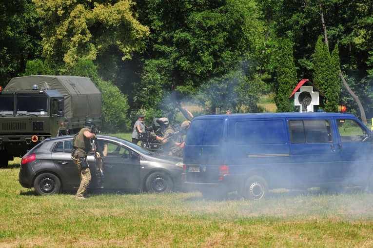Pokaz antyterrorystyczny podczas pikniku dla lektorów i ministrantów