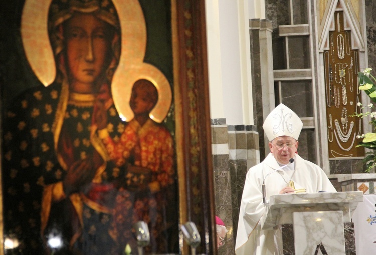 Biskup Jerzy Mazur zachęcał do odmawiania modlitwy różańcowej, o którą tak często prosiła Maryja podczas objawień