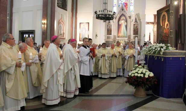Przed wizerunkiem Czarnej Madonny bp Romuald Kamiński i bp Marek Solarczyk, wraz z księżmi dziekanami, zawierzyli Maryi diecezję warszawsko-praską i wszystkich jej mieszkańców