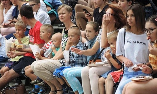 Całe rodziny przyszły na szkolny festyn szkół ZCBM