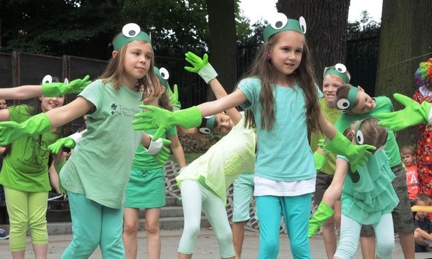Taniec żabek - uczniów Szkoły Podstawowej "u Sióstr"