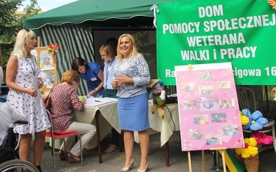 Renata Pogodzińska (z prawej), dyrektor DPS, bawiła się razem z mieszkańcami 