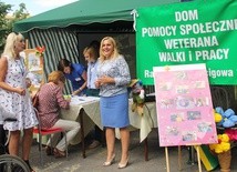 Renata Pogodzińska (z prawej), dyrektor DPS, bawiła się razem z mieszkańcami 