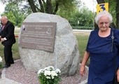 Kamień upamiętniający kapłana odsłoniło jego rodzeństwo - Irena Czyż i Jan Maciaszek