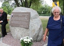 Kamień upamiętniający kapłana odsłoniło jego rodzeństwo - Irena Czyż i Jan Maciaszek