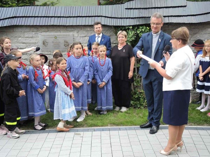 Tablica świętych Kawalerów Orderu Uśmiechu w Leśnej