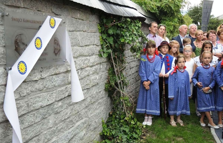 Tablica świętych Kawalerów Orderu Uśmiechu w Leśnej