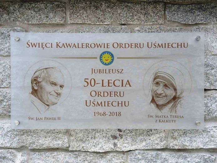 Tablica świętych Kawalerów Orderu Uśmiechu w Leśnej