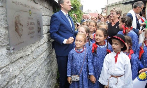 Najmłodsi przy tablicy świętych Kawalerów Orderu Uśmiechu