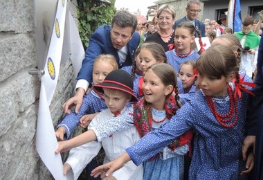 Najmłodsi z Markiem Michalakiem odsłonili tablicę upamiętniającą 50-lecie Orderu Uśmiechu