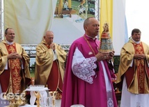 Figurkę MB Śnieżnej trzyma kustosz sanktuarium ks. Andrzej Adamiak.