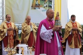 Figurkę MB Śnieżnej trzyma kustosz sanktuarium ks. Andrzej Adamiak.