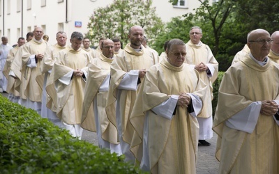 Kilkudziesięciu kapłanów zmienia parafie