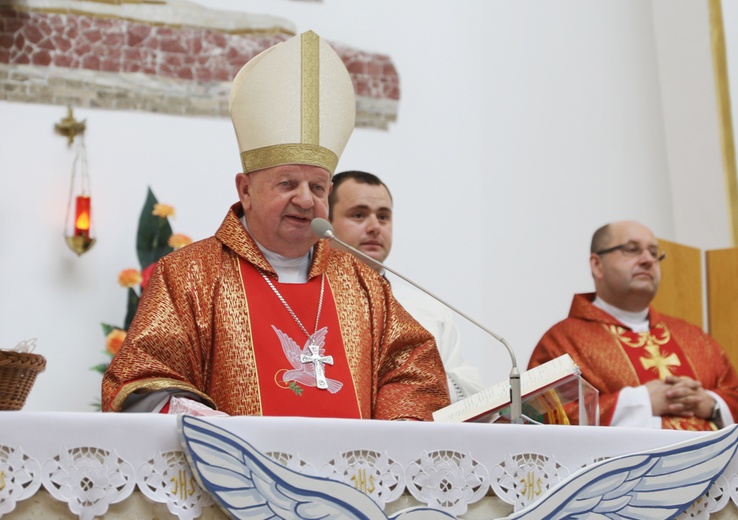 Kard. Stanisław Dziwisz na bierzmowaniu w Andrychowie