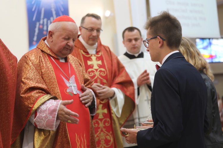 Kard. Stanisław Dziwisz na bierzmowaniu w Andrychowie