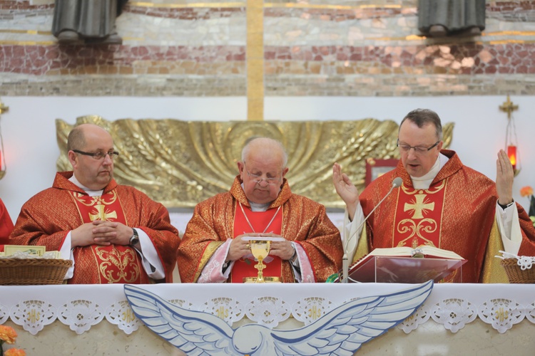 Kard. Stanisław Dziwisz na bierzmowaniu w Andrychowie