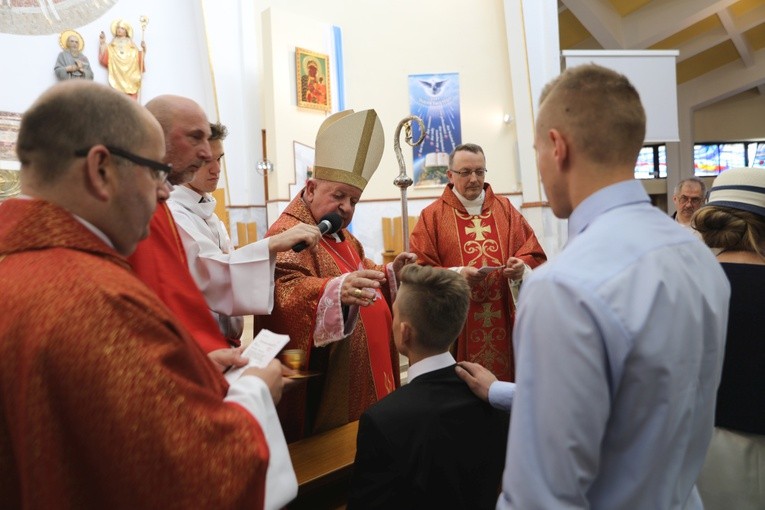 Młodzi z Andrychowa ze św. Janem Pawłem II