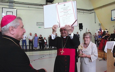 ▼	– Bardzo dziękuję kapitule i gratuluję,  że mieliście  tyle odwagi, aby mnie wybrać – zaznaczył  w podziękowaniach abp Głódź, nawiązując do ostatnich ataków medialnych.