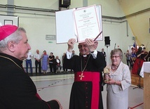 ▼	– Bardzo dziękuję kapitule i gratuluję,  że mieliście  tyle odwagi, aby mnie wybrać – zaznaczył  w podziękowaniach abp Głódź, nawiązując do ostatnich ataków medialnych.