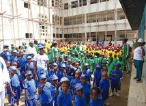 – Kiedy objęłam tę szkołę, chodziło do niej 90 dzieci. Dzisiaj jest ich 347. W nowym budynku będzie się uczyć trzykrotnie więcej uczniów – zaznacza siostra.