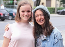 Hania (z lewej) i Karolina zachęcają do poznania historii osób bezdomnych na swoim blogu.