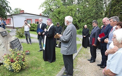 Jubileusz upamiętnia tablica poświęcona przez bp. Tadeusza Rakoczego.