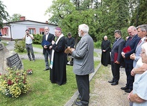 Jubileusz upamiętnia tablica poświęcona przez bp. Tadeusza Rakoczego.