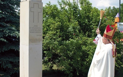 Obiekt odsłonił i poświęcił bp Henryk Tomasik.