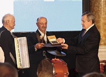 Kuzynom z Kapeli Lipców nagrodę wręczył minister Gliński.