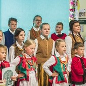 Artyści zaprezentowali regionalne tańce, śpiewy oraz gwarę kurpiowską.