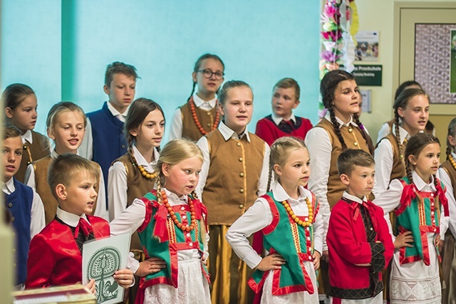 Artyści zaprezentowali regionalne tańce, śpiewy oraz gwarę kurpiowską.