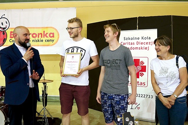 Ks. Damian Drabikowski wręczył dyplom przedstawicielom najlepszego SCK, które działa przy Zespole Szkół Spożywczych i Hotelarskich w Radomiu.