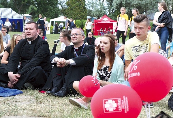 ◄	– Dzisiaj jest tutaj wielka, piękna, polowa świątynia młodego Kościoła zielonogórsko-gorzowskiego. I za lekcję modlitwy, którą dajecie, lekcję miłości do Boga, Matki Bożej oraz ludzi, dziękuję – powiedział bp Tadeusz Lityński. 