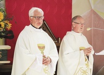 ◄	Złoci jubilaci – ks. Kiliszek (z lewej) i ks. Górecki.