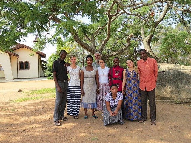 Polscy misjonarze (pośrodku M. Czekaj) i Tanzańczycy, którzy teraz samodzielnie już prowadzą formację.