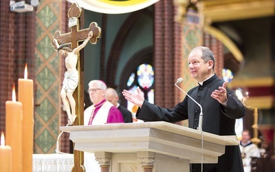 13 czerwca, bazylika w Rybniku. Ks. Olszowski po ogłoszeniu papieskiej nominacji.