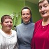 ▲	Siostra Agnieszka Gąsiorowska, obecna dyrektorka placówki, z dwiema mieszkankami.