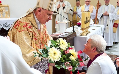 ▲	Biskup Jan Kopiec odbiera kwiaty od pensjonariuszy ośrodka.