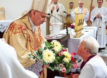 ▲	Biskup Jan Kopiec odbiera kwiaty od pensjonariuszy ośrodka.