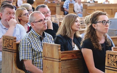 Na spotkanie przychodzą zarówno nowi uczestnicy, jak i stali bywalcy. 