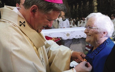 Pod koniec Mszy Świętej arcybiskup odznaczył godnością kanonika wybranych kapłanów. Uhonorował także medalem św. Jadwigi zasłużonych dla lokalnego Kościoła. 