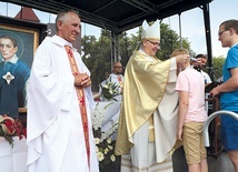 Uczestnikom pielgrzymki towarzyszyły relikwie patrona dzieci i młodzieży, głównego patrona diecezji płockiej.